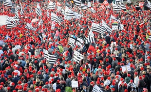 Manifestation des «bonnets rouges» contre l'écotaxe et pour la defense de l'emploi en Bretagne à Quimper le 2 novembre 2013.