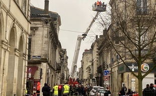 Les 70 pompiers sont intervenus dès 8h30 sur les lieux de l'explosion dans le quartier des Chartrons à Bordeaux.