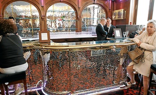 Le bar sculpté par César sera mis à prix entre 10 000 et 12 000 €.
