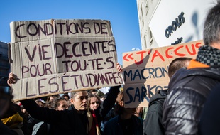 Rassemblement de plus de 1.000 personnes devant le Crous de Lyon mardi en soutien a l’étudiant stéphanois, Anas, brûlé à 90% après son immolation, vendredi 8 novembre, mettant en cause une situation de précarité financière trop importante pour vivre.