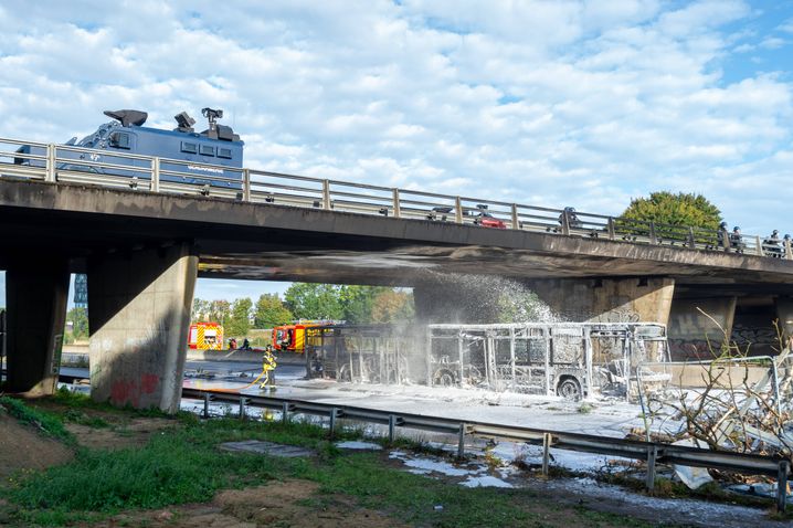 Image impressionnante sur la rocade de Rennes. Un bus a été incendié par des manifestants repoussés par les forces de l'ordre. Il n'y a eu aucun blessé.