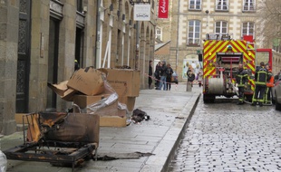 Un canapé a pris feu ce jeudi midi à l'intérieur du magasin Oscar Home dans le centre-ville de Rennes.