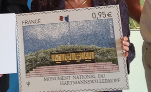 Le timbre sur le mémorial du Hartmannswillerkopf sera émis à partir du 22 juin par La Poste. Il est disponible dès le 19 juin au mémorial avec le cachet « premier jour ».
