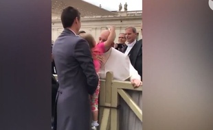 Une petite fille vole le chapeau du Pape - Le Rewind