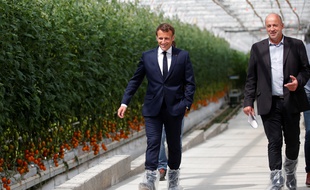 Le président de la République Emmanuel Macron, ici le 22 avril lors de sa visite d'un producteur de tomates à Cléder, dans le Finistère. Ici avec Marc Keranguéven.