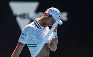 Novak Djokovic à l'Open d'Australie, le 10 février 2021. Une photo qu'on n'est pas sûr de revoir un an plus tard.