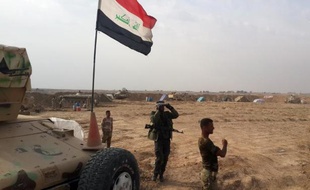 Des troupes irakiennes et des alliés kurdes et shiites tiennent un poste de contrôle dans la province de Diyala, porte d'entrée pour Bagdad, le 14 novembre 2014