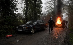 Les forces de l'ordre étaient en place très tôt ce lundi matin.