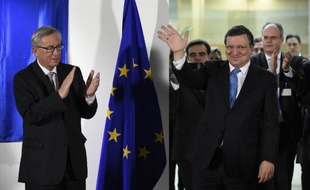 Le nouveau président de la Commission européenne Jean-Claude Jucnker applaudit son prédécesseur Jose Manuel Barroso le 30 octobre 2014 à Bruxelles