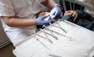 Dentexia affichait un forfait "tout compris" à 970 euros pour la pose d'un implant, contre 2.370 euros en moyenne en Rhône-Alpes, selon ses calculs.