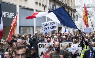 Environ 5000 personnes ont manifesté dans les rues de Rouen contre le pass sanitaire le 7 aout 2021.