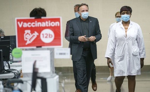 Le Premier ministre du Québec, François Legault, s’apprête à recevoir sa deuxième dose du vaccin de Pfizer contre le Covid-19, à Montréal le 21 juin 2021 (illustration).