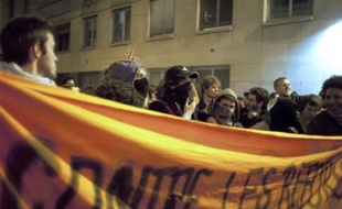 Une centaine de personnes, la plupart des étudiants, se sont enfermées mardi soir à l'intérieur des locaux de l'Institut d'études politiques (IEP) de Paris, ou Sciences-Po Paris, selon la police et un un journaliste de l'AFP sur place.