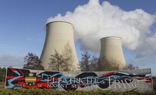 Après une nuit en garde à vue, neuf militants de Greenpeace, interpellés lundi pour une intrusion dans la centrale nucléaire de Nogent-sur-Seine (Aube), ont été déférés mardi au parquet de Troyes, selon lequel ils seront convoqués devant le tribunal correctionnel le 20 janvier 2012.