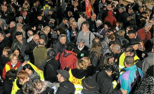 Des centaines de personnes se sont rassemblées hier devant la préfecture.
