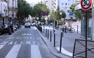 Indication au sol d'une ecole limitation de vitesse de 30 km/h, rue Mademoiselle. Paris. (Illustration)