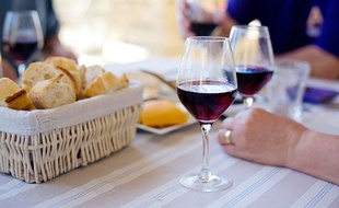 Un repas avec des verres de vin. (Illustration)