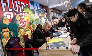 Séance de dédicaces au 42e Festival international de la bande dessinee d'Angoulême, le 30 janvier 2015