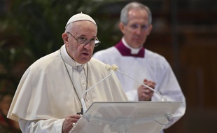 Le pape François dans la basilique Saint Pierre, au Vatican, le 12 avril 2020, pour la messe du dimanche de Pâques.