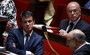 Le Premier minstre Manuel Valls et le ministre de l'Intérieur Bernard Cazeneuve lors des questions au gouvernement le 15 juin 2016 à l'Assemblée nationale à Paris