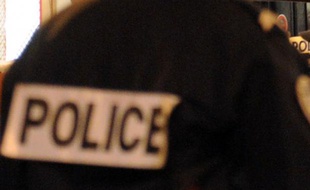 Cinq cambrioleurs armés et cagoulés, portant de faux brassards de police, ont fait irruption lundi matin au domicile du propriétaire de la Maison du caviar à Paris, avant de s'emparer d'un butin estimé à 100.000 euros, a-t-on appris de sources proches de l'enquête.