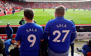 Des supporters de Cardiff rendent hommage à Emiliano Sala, lors d'un match à Southampton, le 9 février 2019.