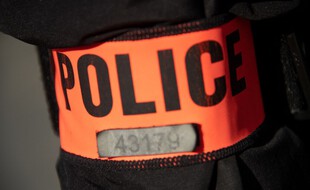 Un brassard de police. (illustration)