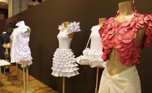 Les créations des étudiants du Moda Lab de Madrid sont exposées au salon Ethical Fashion show, à Paris, du 1er au 4 septembre 2011.