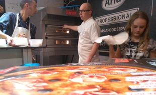 Paris, le 16 mars 2017. Napolitaine ou Hawaïenne sortent du four du champion de France de la pizza classique 2012, Grégory Edel (au centre).