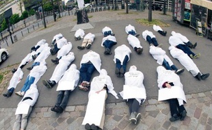 "Happening" devant Bercy, à Paris, en mémoire des victimes du Rana Plaza, le 24 avril 2014