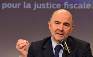 Le commissaire européen aux Affaires Economiques Pierre Moscovici présente le 18 mars 2015 à Bruxelles les mesures prises de la Commission contre l'évasion fiscale des entreprises