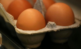 L'enseigne de grande distribution Monoprix a décidé de retirer de ses rayons les oeufs issus de l'élevage de poules en batterie, toutes marques confondues