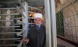 Le mufti de Jérusalem, plus haute autorité religieuse palestinienne, était interrogé mercredi par la police israélienne pour implication présumée dans des heurts la veille sur l'esplanade des Mosquées à Jérusalem-Est, a indiqué un porte-parole de la police.