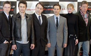 L'équipe de Spider-Man 3 (au centre Tobbey McGuire, Kirsten Dunst et Sam Raimi), lors de l'avant-première mondiale à Tokyo, le 16 avril.