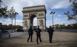 Des policiers en patrouille à Paris, le 31 octobre 2020.