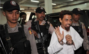 L'accusation a requis lundi la prison à perpétuité pour l'Indonésien Umar Patek, artificier présumé des attentats de Bali en 2002 qui avait été arrêté dans la ville pakistanaise où Ben Laden le fondateur d'Al-Qaïda a été tué par l'armée américaine, quatre mois plus tard.
