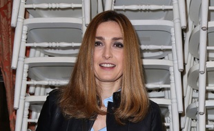L'actrice Julie Gayet au défilé d'Alexis Mabille lors de la Fashion Week de Paris le 25 janvier 2016