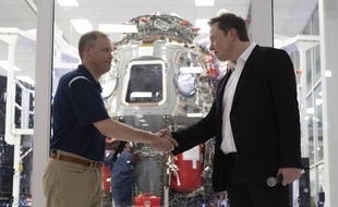 L'administrateur de la NASA, Jim Bridenstine, et Elon Musk, président de SpaceX, devant le vaisseau Crew Dragon.