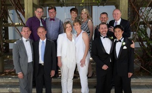 Les premiers mariages gays d'Australie ont été célébrés samedi à Canberra, même si la loi qui autorise le mariage entre personnes du même sexe dans la capitale australienne risque d'être annulée la semaine prochaine par la justice fédérale.