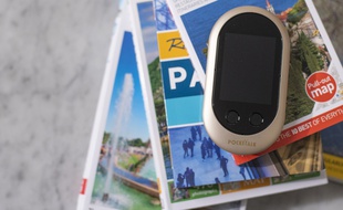 Pocketalk traduit à l'écrit et vocalement 74 langues.