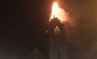 Image de la flèche de l'église Sainte-Thérèse de Rennes touchée par un incendie dans la nuit du 31 juillet au 1er août 2018.