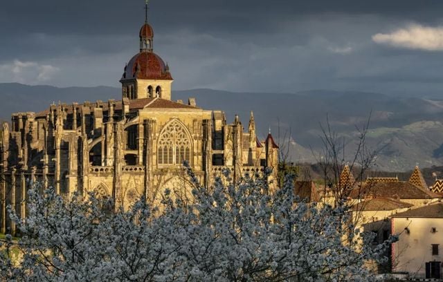 Classé parmi les Plus beaux Villages de France, Saint-Antoine l’Abbaye est l’un des joyaux de l’Isère. Niché aux portes du massif du Vercors, le village est célèbre pour son abbaye dont l’histoire débute en 1070, alors qu’un seigneur local y ramène les reliques de Saint-Antoine l’Égyptien.