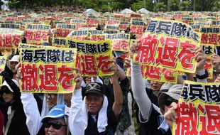 Des milliers de personnes manifestent sur l'île japonaise d'Okinawa contre la lourde présence militaire américaine, le 19 juin 2016