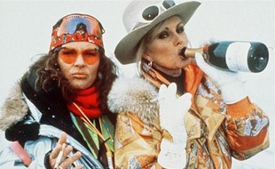 Joanna Lumley et Jennifer Saunders s'en resservent une lampée.