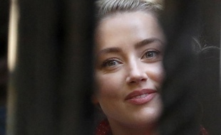 Amber Heard le 21 juillet à Londres à l'heure du procès de Johnny Depp contre le tabloïd «The Sun» pour l'avoir décrit comme un mari violent.