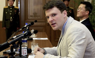 Photo d'archives datée du 29 février 2016, de l'étudiant américain Otto Warmbier, lors d'une présentation à la presse à Pyongyang, en Corée du Nord.
