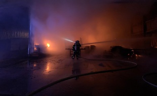 Le feu a maîtrisé par les sapeurs-pompiers, dans l'entrepôt de Florensac.