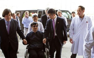 Le militant des droits civiques Chen Guangcheng se prépare à quitter la Chine pour les Etats-Unis, un départ qui devrait intervenir "bientôt", assurent dimanche des proches du dissident après que Pékin et Washington se sont mis d'accord sur une solution diplomatique.