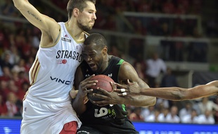 Strasbourg, le 14 juin 2016. - Le Strasbourgeois Jérémy Leloup tente de contenir le Villeurbannais Charles Kahudi. En vain, c'est l'Asvel qui s'impose à Strasbourg (77-80) et remporte le titre de champion de France.