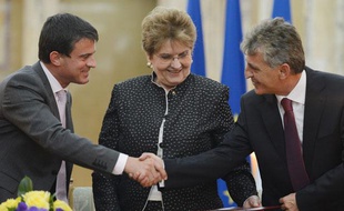 Le ministre de l'Intérieur français, Manuel Valls (G), et son homologue roumain, Mircea Dusa (D), à Bucarest, le 12 septembre 2012.